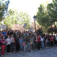 Concentración de estudiantes en la puerta del ayuntamiento de Albacete en protesta por los recortes en educación