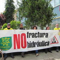IU presente en la concentración contra el fracking en la puerta de la Feria Agrícola y Ganadera-Expovicaman